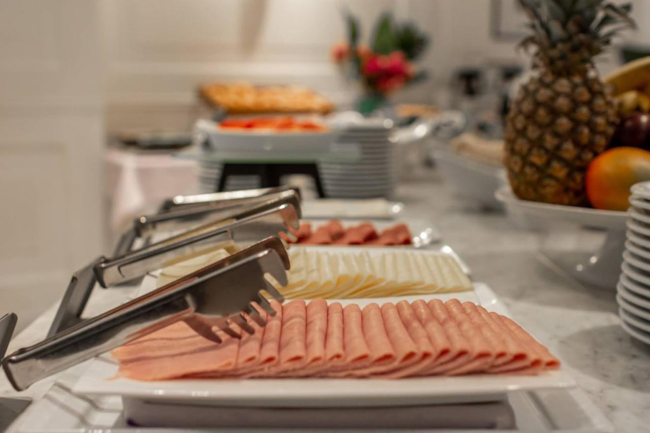 Feir'S Park Hotel & Rooftop Буэнос-Айрес Экстерьер фото A buffet of cold cuts