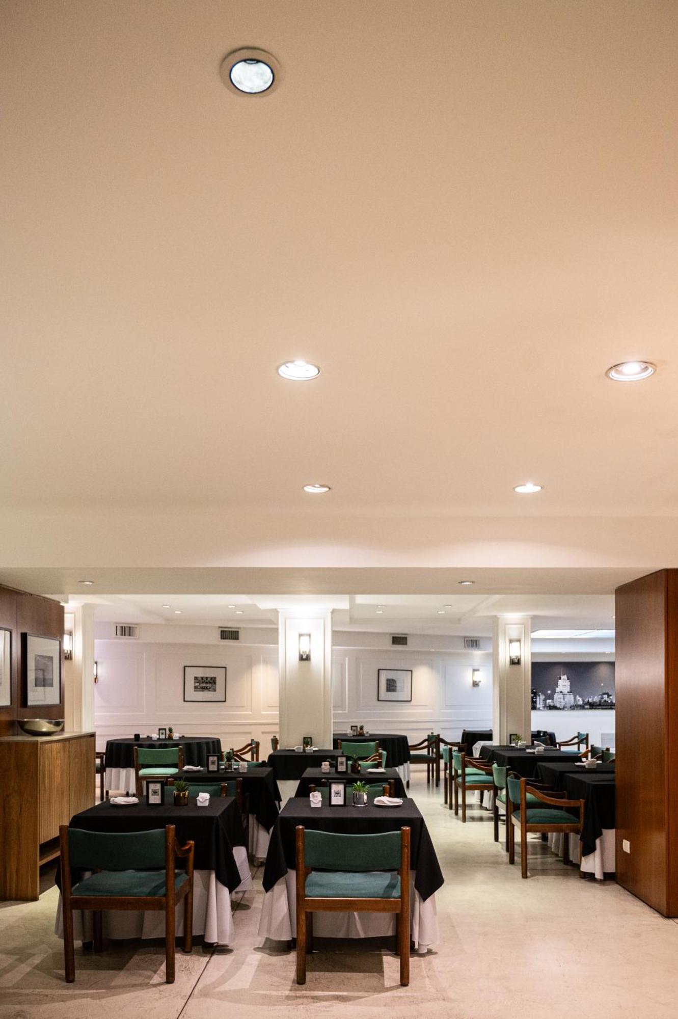 Feir'S Park Hotel & Rooftop Буэнос-Айрес Экстерьер фото A ceiling with several recessed lights