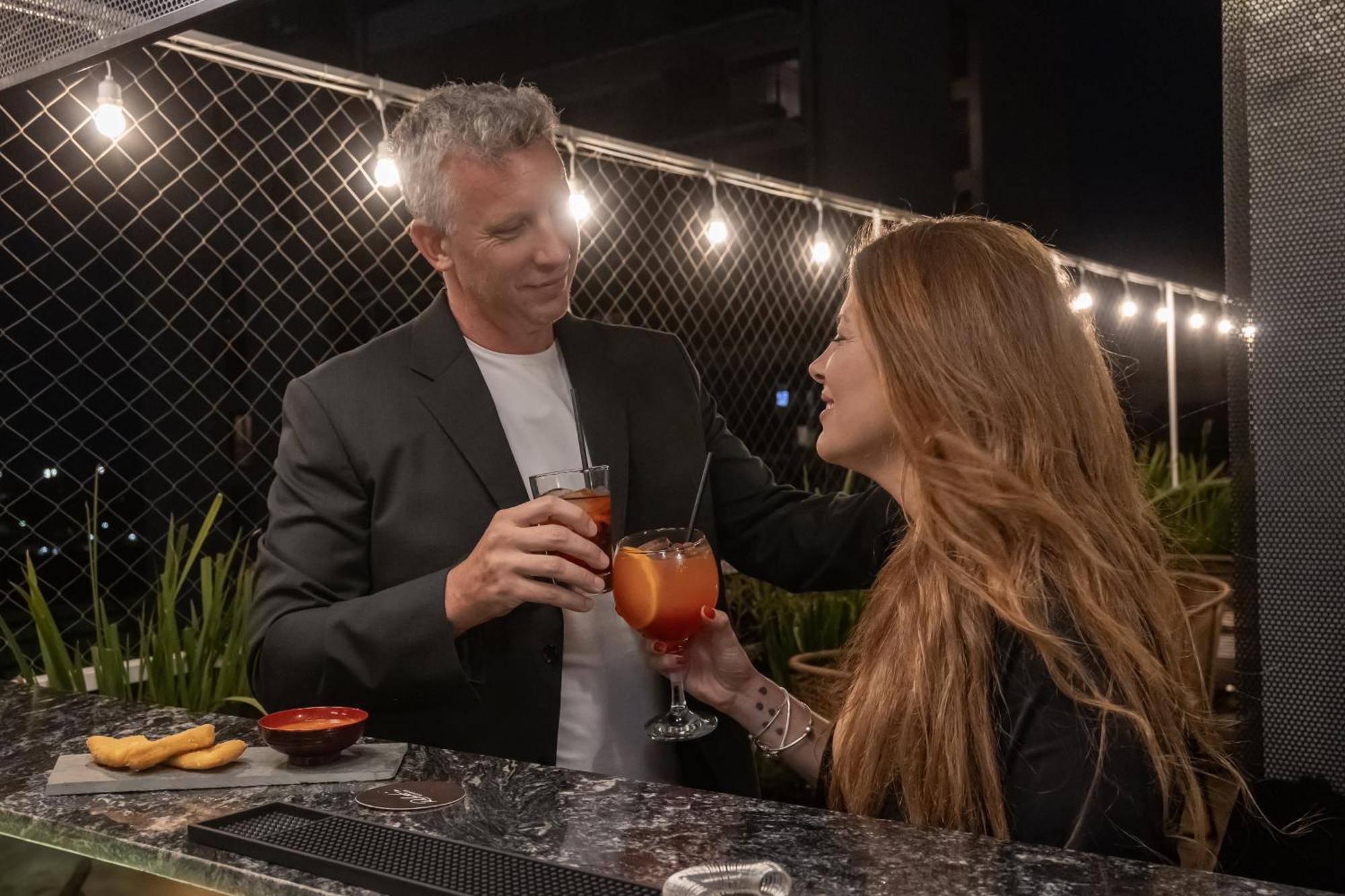 Feir'S Park Hotel & Rooftop Буэнос-Айрес Экстерьер фото A couple drinking cocktails