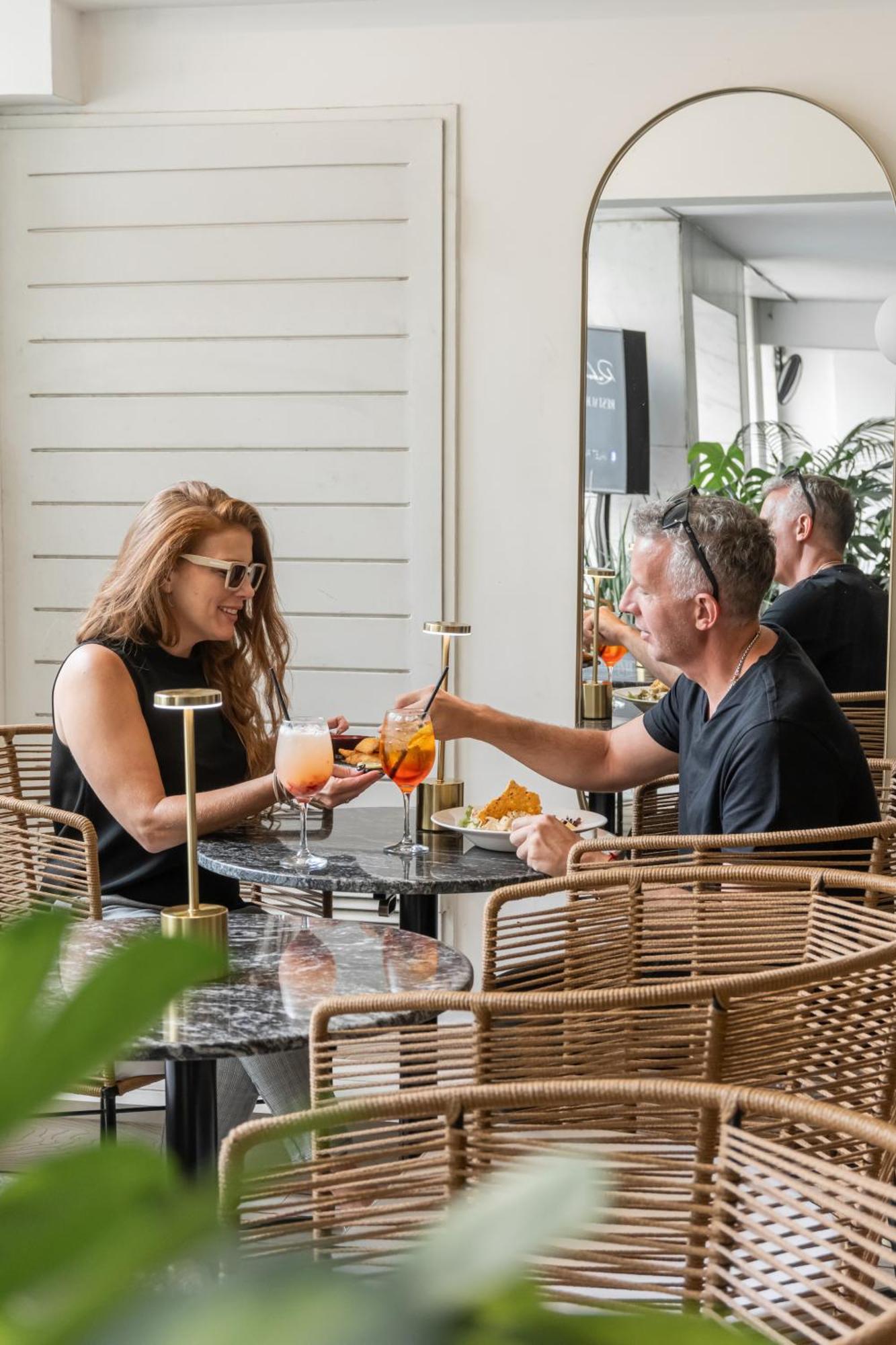 Feir'S Park Hotel & Rooftop Буэнос-Айрес Экстерьер фото Guests enjoying a drink at the bar